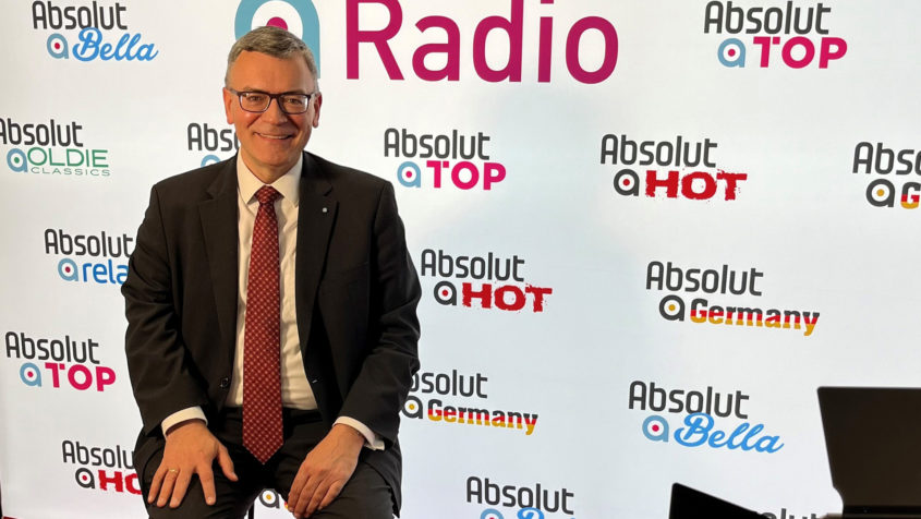 Medienminister Dr. Florian Herrmann: "Hier wird Radio innovativ und umfassend gedacht. Das Unternehmen betreibt den 2. DAB+Bundesmux, bespielt sechs „Absolut-Radio“- Programme und ist bundesweite Digital Audio-Vermarkterin."