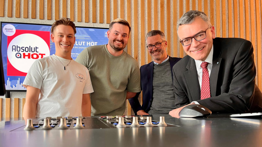Rundgang durch die Studios von Absolut Radio unter anderem mit dem Geschäftsführer der Antenne Deutschland GmbH & Co. KG, Mirko Drenger (2. von rechts) und Medienminister Dr. Florian Herrmann (rechts).